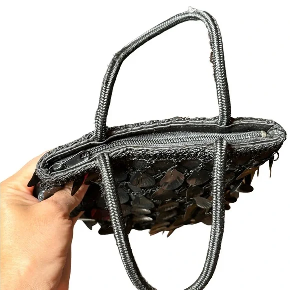 Small crochet/satin bag with hanging plastic shells. In excellent condition - Picture 4 of 5